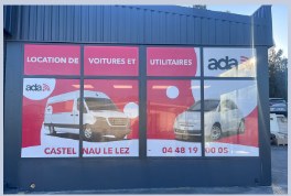 La vitrophanie posée sur la façade de l'agence